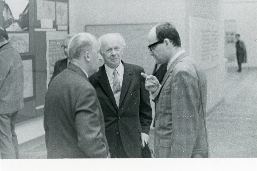 uprostřed: Bohuslav Fuchs